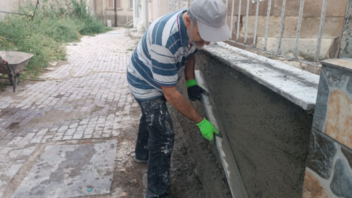 Bolvadin'de Cami İmamından Takdir Toplayan Hareket: Şadırvanın Sıvasını Kendi Yaptı
