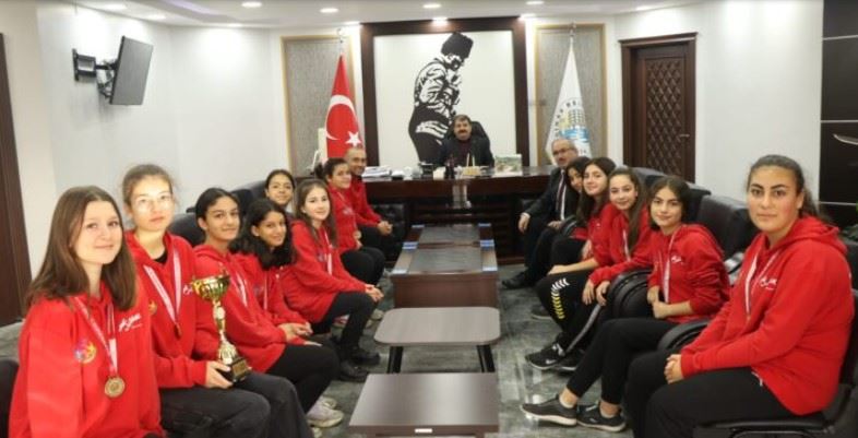  Yıldız Kızlar Voleybol müsabakalarında  Dinar Sermaye Piyasası Bölge Yatılı Ortaokulu şampiyon oldu.