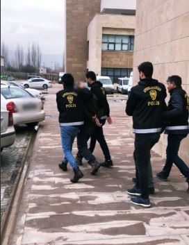 Suçlular Bolvadin İlçe merkezinde yakalandılar.