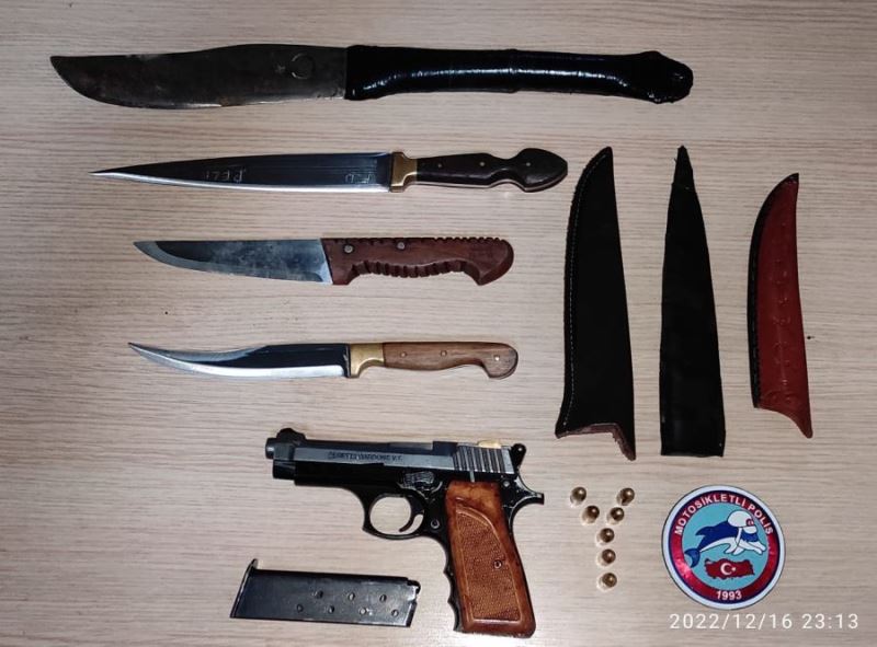 dokuz adet suç kaydı olan kişi üzerinde silah ve bıçaklarla birlikte yakalandı