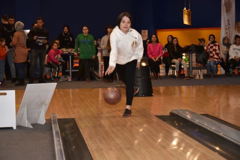 Gençler ödüllü bowling turnuvası’nda kıyasıya yarıştı