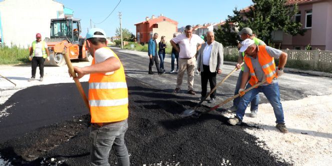 ALT YAPISI TAMAMLANAN UYDUKENT BÖLGESİ SICAK ASFALT İLE BULUŞUYOR