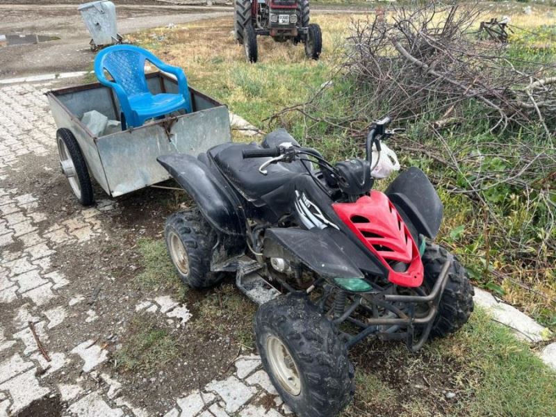 ATV motorsikletin arkasına bağlı romörkten düşen şahıs yaralandı.