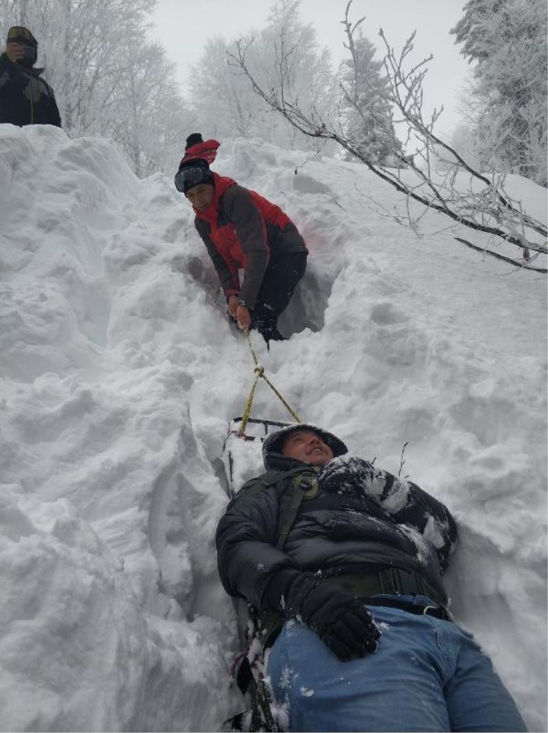 20 metre yükseklikten karlarin üzerine düsüp, mahsur kalan Kuveyt uyruklu A.A. Jandarma Arama Kurtarma Timi tarafindan kurtarildi.