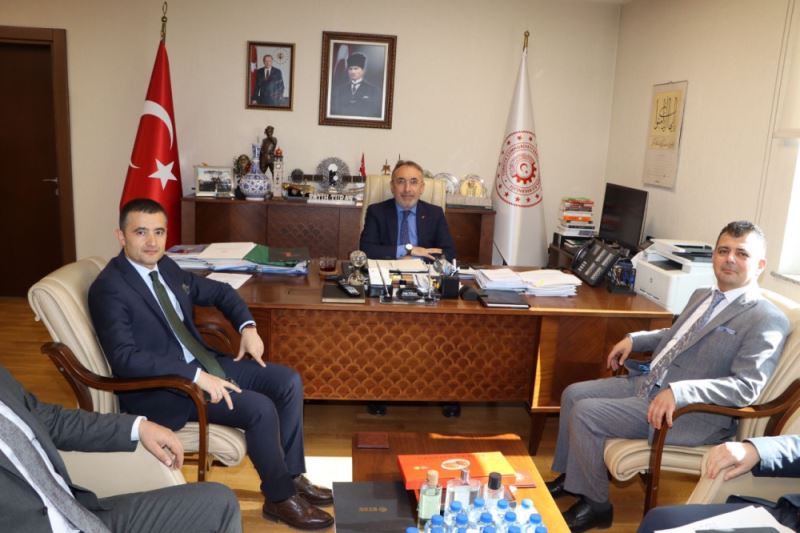 Baskan Koyuncu, Emirdag Kaymakami Osman Bilici ile birlikte Ankara