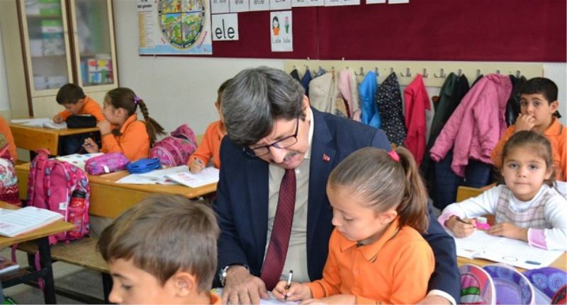 Il Milli Egitim Müdürü Metin Yalçin, Sadikbey Kasabasinda Bulunan Okullari Ziyaret Etti.