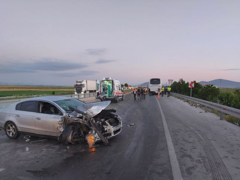 Otobüsle çarpisan otomobildeki 5 kisi yaralandi.