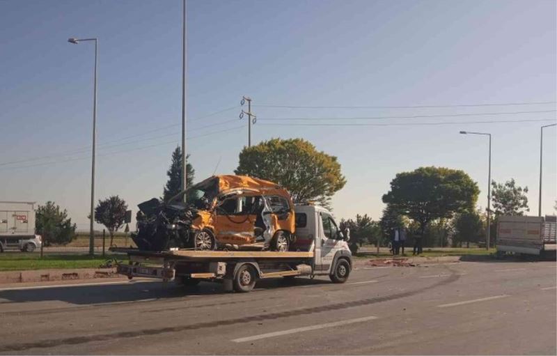 Ticari taksinin tirla çarpistigi kazada soför ve yolcu hayatini kaybetti